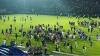 Laga Arema FC vs Persebaya Surabaya Ricuh, Aremania Merangsek Masuk Lapangan