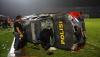 Foto Kerusuhan di Stadion Kanjuruhan, Sejumlah Mobil Polisi Hancur - Bagian 1