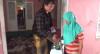 Kenang Anak, Orang Tua Korban Tragedi Kanjuruhan Sedekahkan Santuan Rp100 Juta untuk Yatim Piatu 