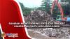 Petugas Berjibaku Angkat Sampah yang Menggunung di Pintu Air Manggarai