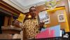 Momen Anies Baswedan Kemasi Barang Pribadi di Ruang Kerja Jelang Purnatugas - Bagian 2
