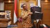 Momen Anies Baswedan Kemasi Barang Pribadi di Ruang Kerja Jelang Purnatugas