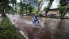 Pengendara Kompak Angkat Sepeda Motor Lewati Banjir di Depan Mal Gandaria City - Bagian 4