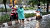 Pengendara Kompak Angkat Sepeda Motor Lewati Banjir di Depan Mal Gandaria City - Bagian 2