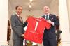 Jokowi Dapat Jersey Nomor 1 dari Presiden FIFA, Begini Penampakannya