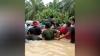 Viral Jenazah Diangkut Menggunakan Rakit Melintasi Banjir di Aceh Tamiang