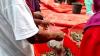 Ketiban Rezeki, Emak-Emak Bantu Bersihkan Muatan Truk Dapat Sekantong Plastik Udang