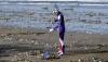 Ultraman Turun Tangan Bersihkan Sampah Pantai Kuta Bali Ternyata Warga Jepang