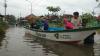 Banjir di Pekalongan Tak Kunjung Surut, Warga Naik Rakit untuk Beraktivitas