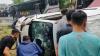 Mobil Boks Terbalik di Jalan Lintas Pariaman, Uang Miliaran Rupiah Berserakan