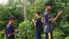 Potret Orang Pedalaman Naik Bukit Cari Sinyal Internet - Bagian 1