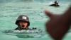 Berat, Begini Latihan Renang Marinir TNI AL Pakai Helm Sambil Tenteng Senjata - Bagian 2