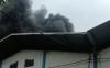 Kebakaran Landa Gudang Pabrik di Kalideres, 18 Unit Mobil Damkar Meluncur