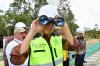 Pakai Teropong, Presiden Jokowi Tinjau Proyek Jalan Tol IKN Nusantara - Bagian 3