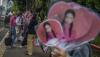 Pernak-pernik Atribut Blackpink Warnai Kawasan Stadion GBK - Bagian 2