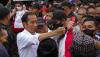 Jokowi Bagi-Bagi Paket Bantuan kepada Pedagang Pasar Terong Makassar - Bagian 2