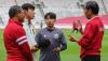 Momen Jokowi Ngobrol Serius dengan Shin Tae Yong - Bagian 1