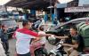 Pemuda Perindo Bagi Puluhan Takjil Berbuka di Plumpang Semper