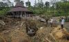 Material Lumpur dan Kayu Putus Saluran Irigasi usai Banjir Bandang di Malang - Bagian 2