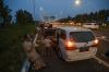 Berbahaya, Ini Potret Pemudik Berbuka Puasa di Bahu Jalan Tol Cipali - Bagian 1