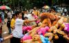 Pedagang Boneka di Ragunan Raup Cuan, Omzet Sehari Rp6 Juta - Bagian 3