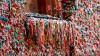 Market Theater Gum Wall, Tembok Penuh Bekas Permen Karet dan Banjir Kritik