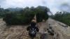 Viral, Warga Bertaruh Nyawa Lintasi Jembatan Bambu di Perbatasan Garut-Cianjur 
