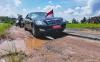 Begini Tips Melintas di Jalan Rusak dengan Mobil Sedan