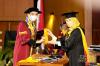 Kisah Rohman Jadi Orang Pertama di Keluarga yang Berkuliah dan Dapat Gelar Wisudawan Terbaik Unpad