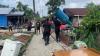 Anggota Brimob Polda Jambi Turun Tangan Bantu Warga yang Rumahnya Longsor