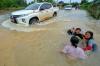 Potret Emak-Emak Naik Motor Nekat Terobos Banjir di Jambi - Bagian 2