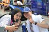 Rela Panas-panasan! Fans Formula E Jakarta Ini Beri Batik ke Pembalap