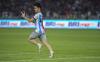Foto Suporter Masuk Lapangan Mengejar Bintang Argentina - Bagian 3