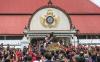Berebut Gunungan Berisi Hasil Bumi saat Grebeg Besar di Masjid Kauman Yogyakarta - Bagian 2