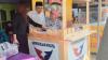 Penjual Gorengan di Bandung Semringah Dapat Bantuan Meja dari Partai Perindo 