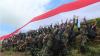 Wow, Brimob Polda Sultra Bentangkan Bendera Merah Putih Raksasa di Puncak Totallang