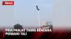 Viral! Pria Panjat Tiang Bendera Perbaiki Tali yang Tersangkut di Ciputat