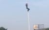 Heroik, Pemuda Ini Panjat Tiang Bendera Betulkan Tali Nyangkut saat Upacara di Lapangan Rempoa Tangsel