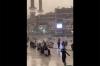 Foto-Foto Masjidil Haram Dilanda Badai, Jemaah Akan Ibadah Tertiup Angin Kencang