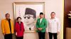 Momen Ketum Parpol Pendukung Ganjar Pranowo Berpose di Depan Lukisan Bung Karno
