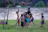 Ngeri, Anak-Anak Main Bola di Pinggir Sungai Palu Habitat Buaya Liar - Bagian 1