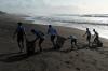 Aksi Pelajar SMP Bersih-Bersih Pantai Padang Galak Bali