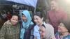 Momen Angela Tanoesoedibjo Jadi Rebutan Warga Berswafoto di Pasar Mudah Surabaya