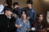 Respons Personel Boyband Korsel RIIZE Cicipi Kue Lapis hingga Es Cendol - Bagian 6