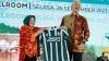 Momen Ganjar Pranowo Terima Hadiah Jersey Man United Bernomor Punggung 8