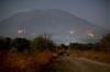 Kebakaran Lereng Gunung Agung Telihat Jelas pada Malam Hari - Bagian 1