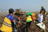 Tumpukan Sampah Pantai Cibutun Loji Akhirnya Dibersihkan