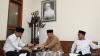 Momen Ganjar Pranowo Pegang Pedang Kiai Zainal Musthafa Tasikmalaya yang Melegenda