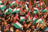 Suporter Kibarkan Bendera Palestina saat Laga Persik Kediri vs Persebaya Surabaya 