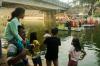 Adu Kreativitas Rakit Hias di Banjir Kanal Timur - Bagian 4